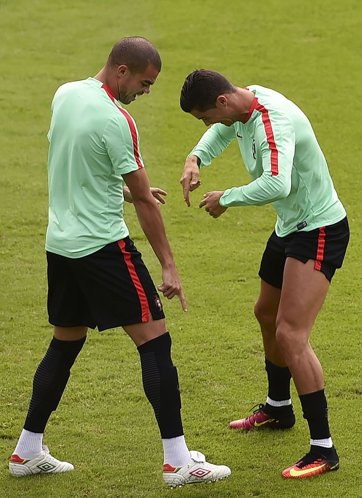 Fan cổ vũ Ronaldo trên sân tập ảnh 6 Fan co vu Ronaldo tren san tap anh 6