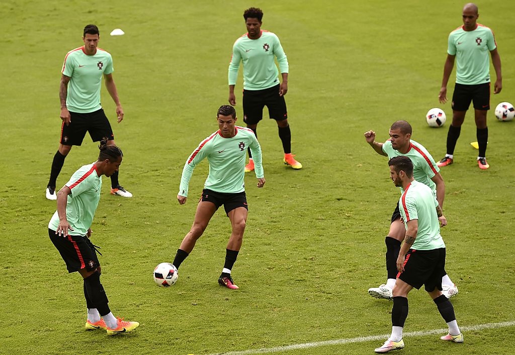 Fan cổ vũ Ronaldo trên sân tập ảnh 7 Fan co vu Ronaldo tren san tap anh 7