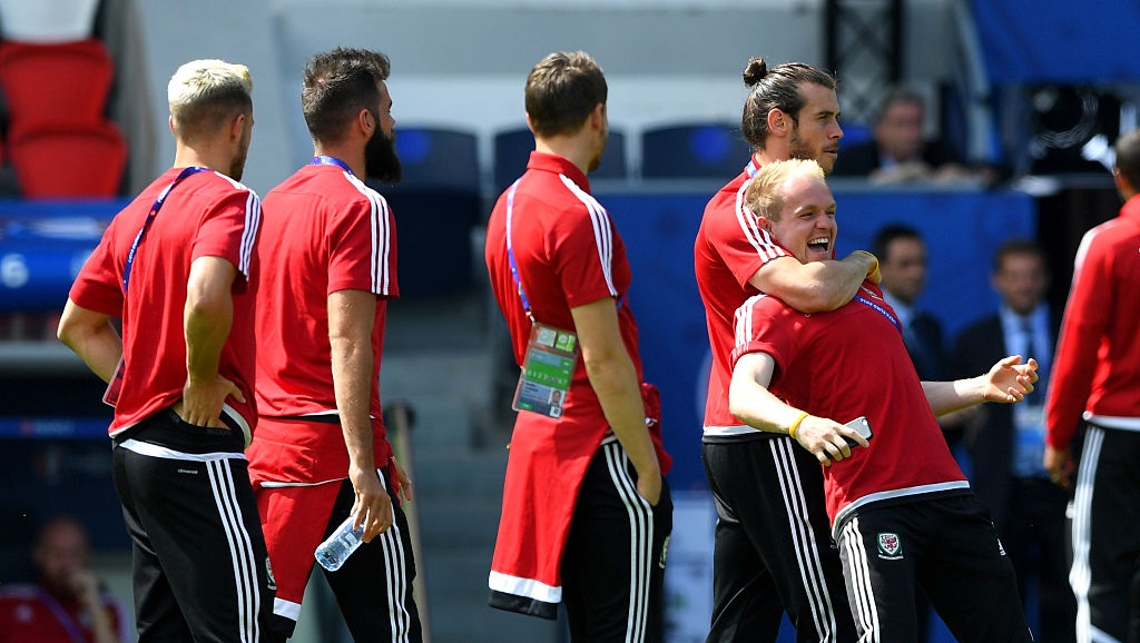 Gareth Bale dùng tay khống chế đồng đội ảnh 1 Gareth Bale dung tay khong che dong doi anh 1