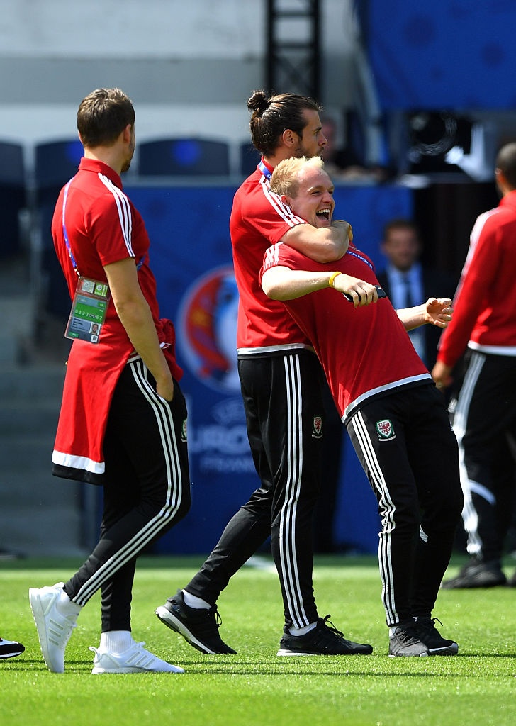 Gareth Bale dùng tay khống chế đồng đội ảnh 2 Gareth Bale dung tay khong che dong doi anh 2