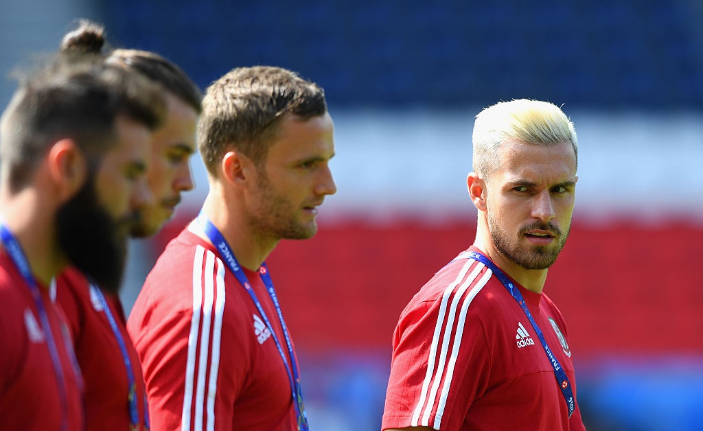 Gareth Bale dùng tay khống chế đồng đội ảnh 4 Gareth Bale dung tay khong che dong doi anh 4