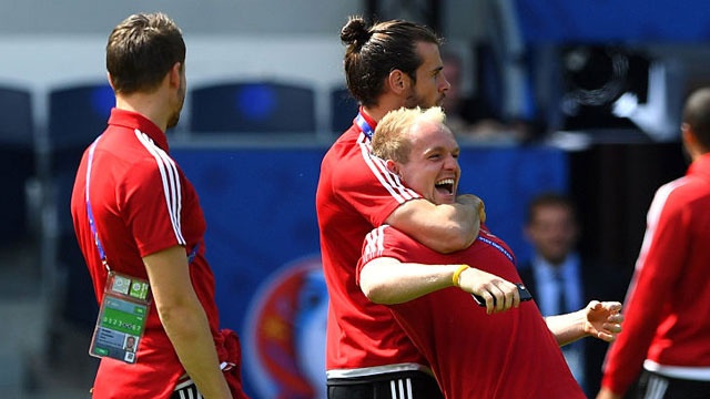 Bale dung tay khoa co dong doi, bay nguoi ghi ban hinh anh