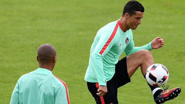 Ronaldo bo tap doi khang truoc tran gap Croatia hinh anh