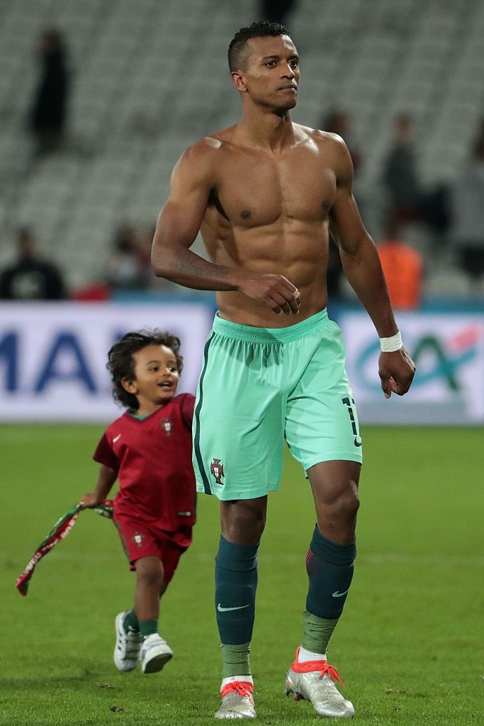 Fan nhi chuc mung Ronaldo o Euro 2016 anh 4