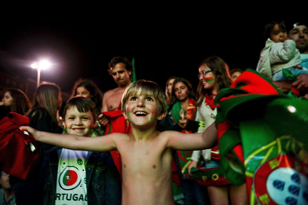 Fan nhi chuc mung Ronaldo o Euro 2016 anh 2