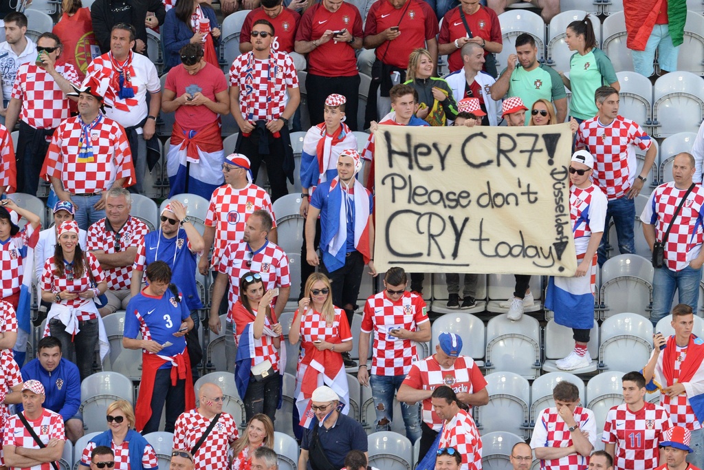 Fan nhi chuc mung Ronaldo o Euro 2016 anh 5