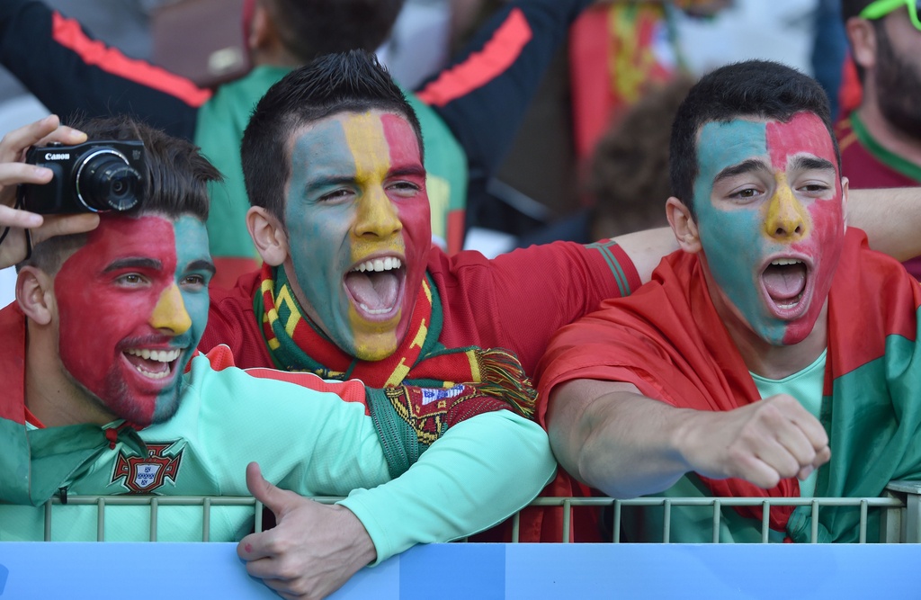 Fan nhi chuc mung Ronaldo o Euro 2016 anh 7