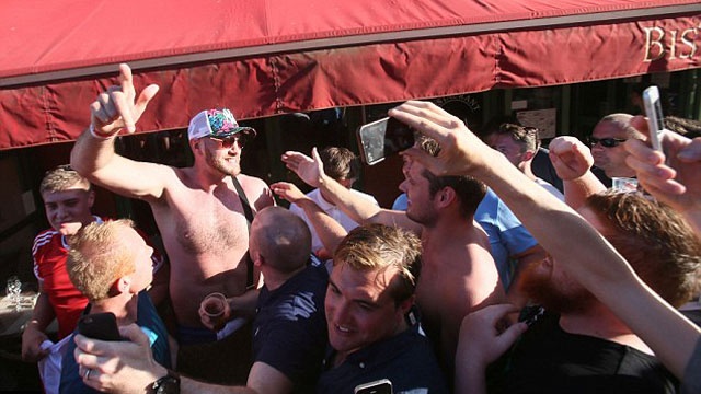 Nha vo dich the gioi cho fan Anh uong bia mien phi hinh anh