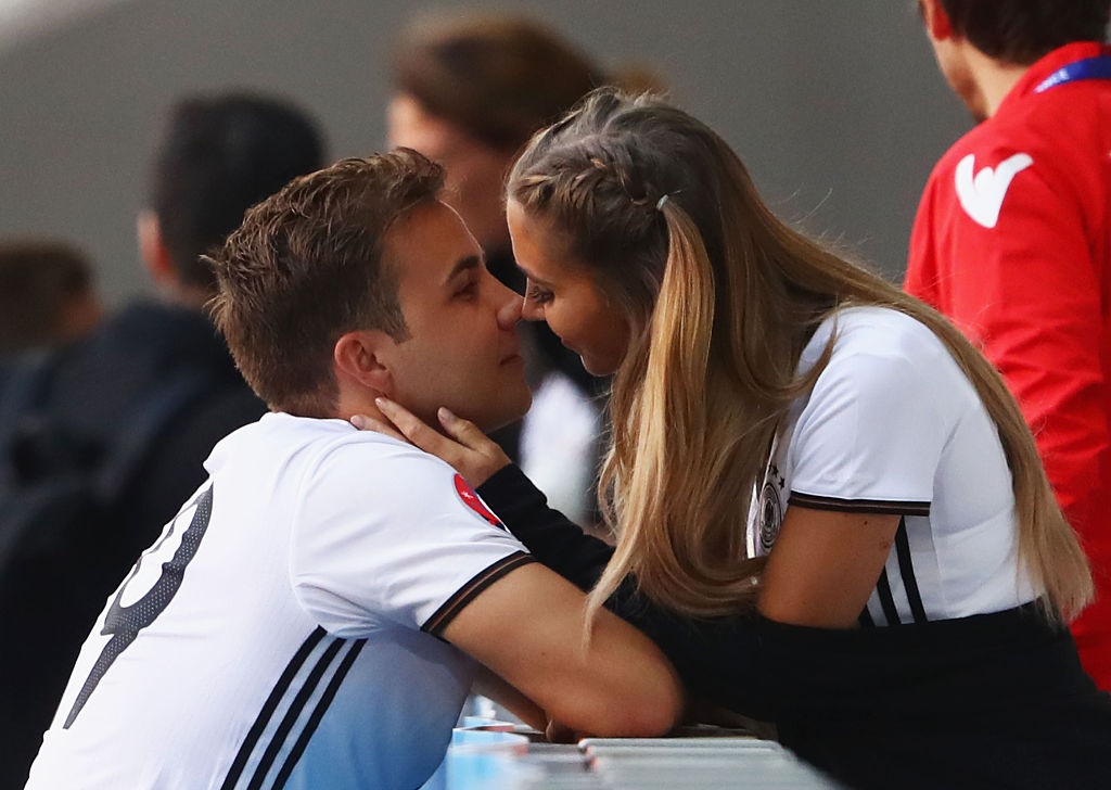 Neuer, Goetze hôn bạn gái ở Euro 2016 ảnh 2 Neuer, Goetze hon ban gai o Euro 2016 anh 2