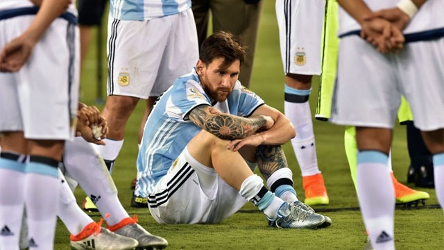 Tong thong Argentina thuyet phuc Messi dung giai nghe hinh anh