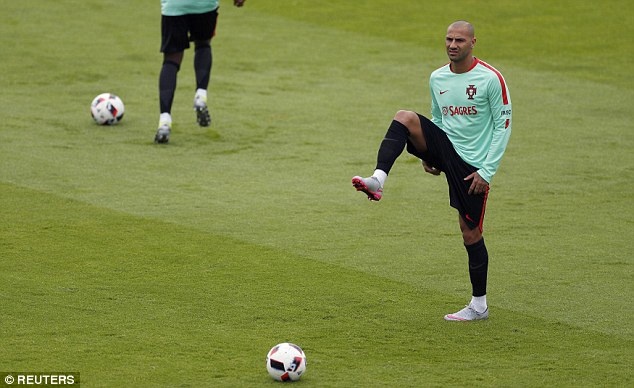 Ronaldo khoe co bap truoc tu ket Euro anh 8