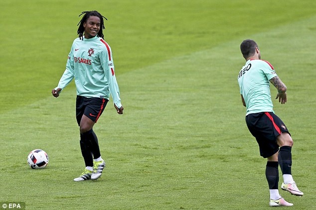 Ronaldo khoe co bap truoc tu ket Euro anh 9