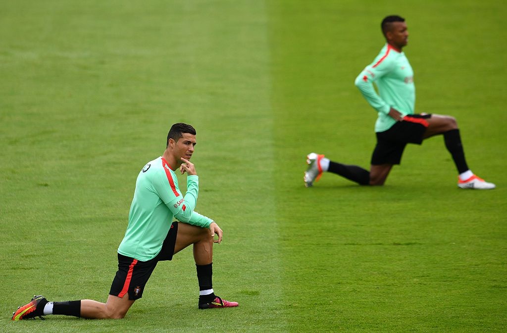 Ronaldo khoe co bap truoc tu ket Euro anh 4