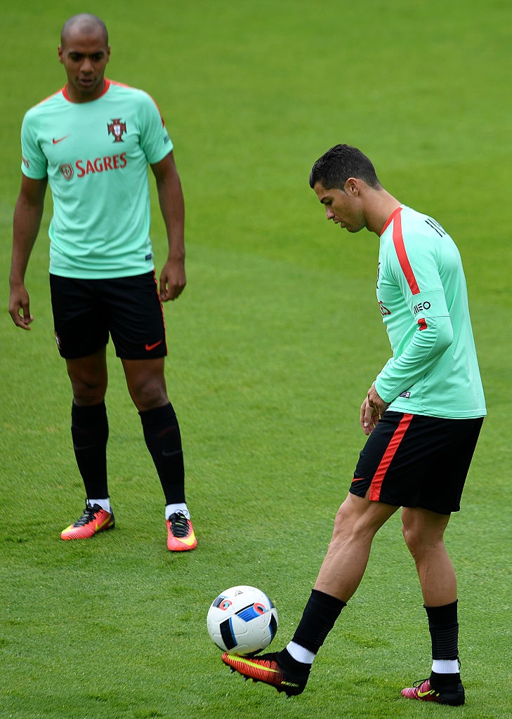 Ronaldo khoe co bap truoc tu ket Euro anh 6