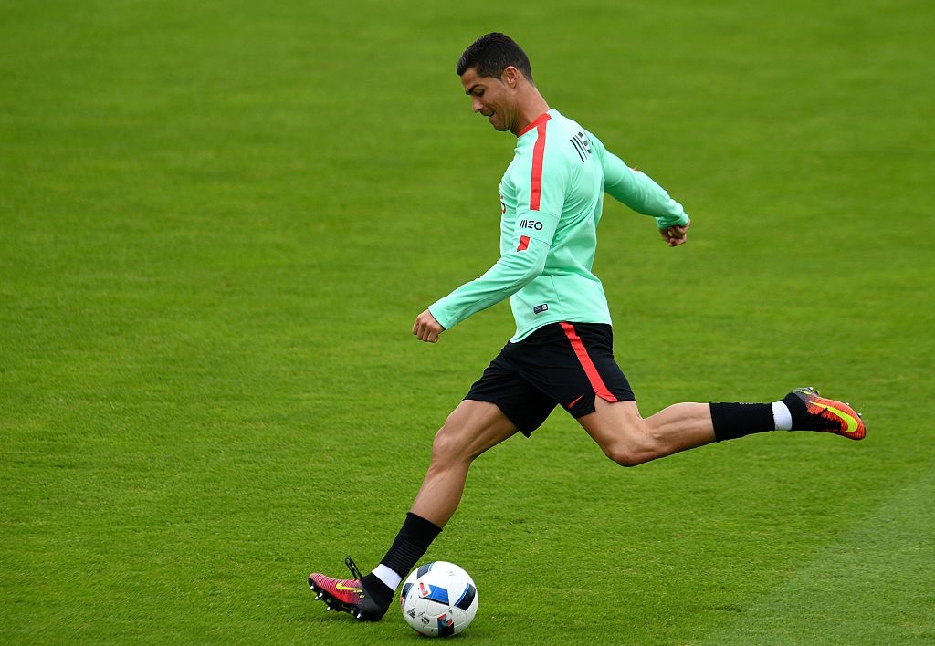 Ronaldo khoe co bap truoc tu ket Euro anh 5