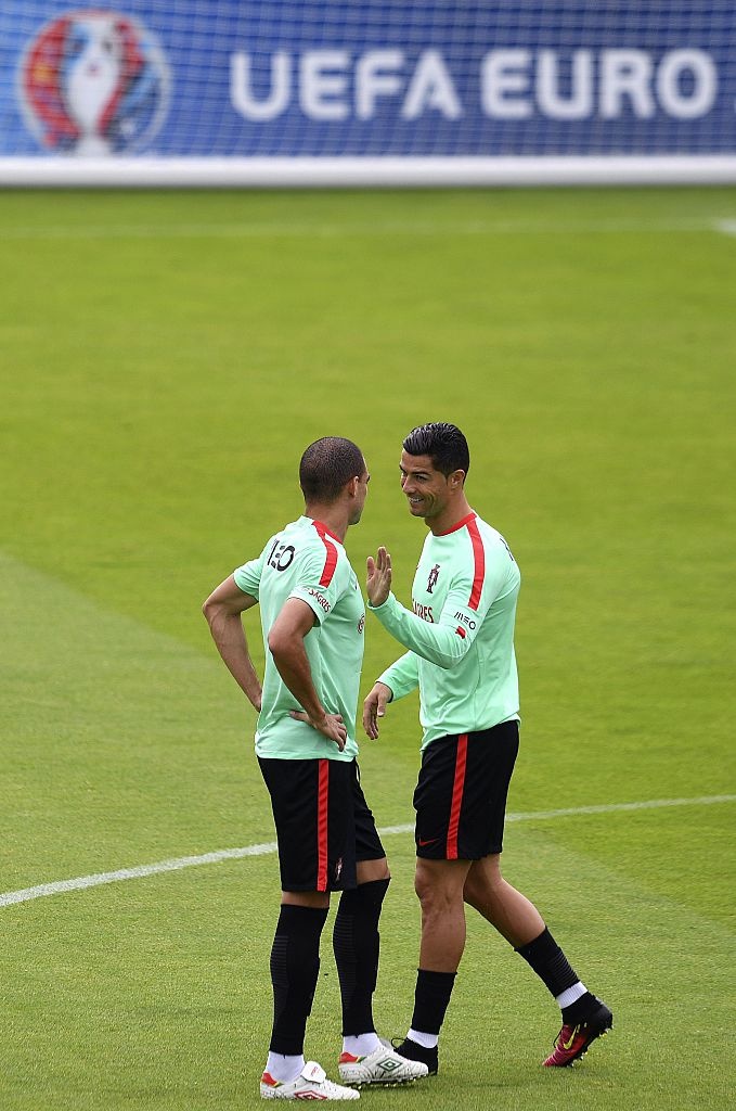 Ronaldo khoe co bap truoc tu ket Euro anh 7