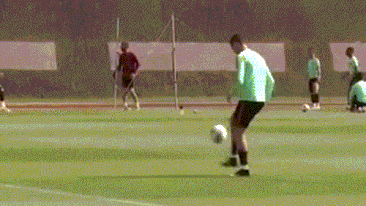 Ronaldo choi bong ngau hung truoc tu ket Euro 2016 hinh anh