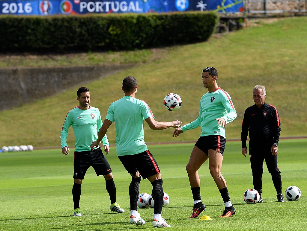 Ronaldo khoe ky thuat truoc tu ket Euro anh 1