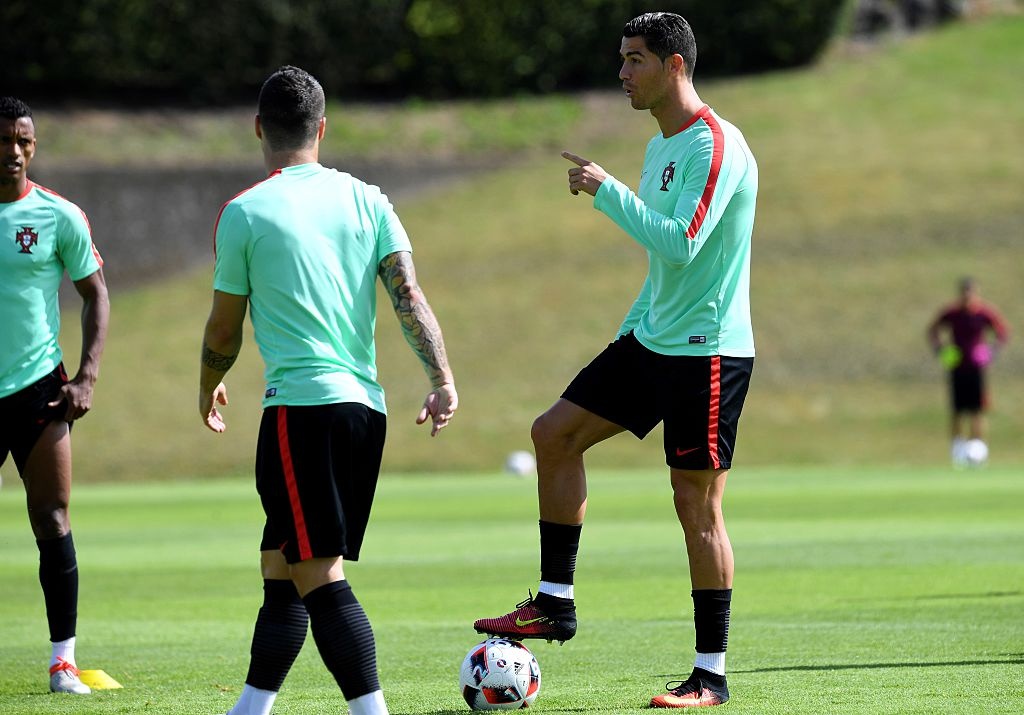 Ronaldo khoe ky thuat truoc tu ket Euro anh 4