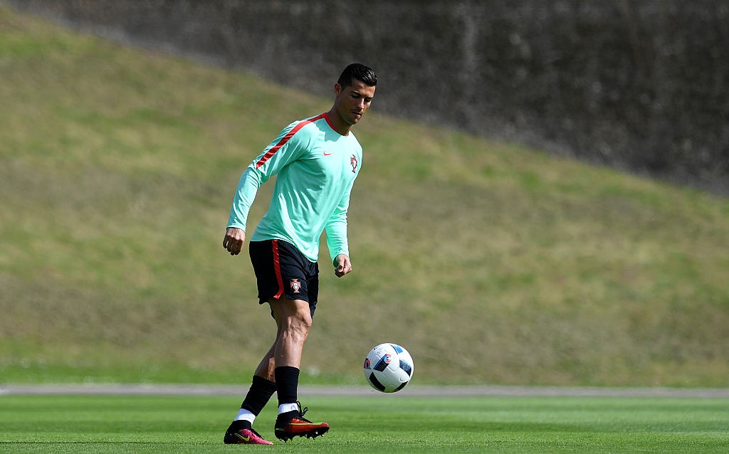 Ronaldo khoe ky thuat truoc tu ket Euro anh 5