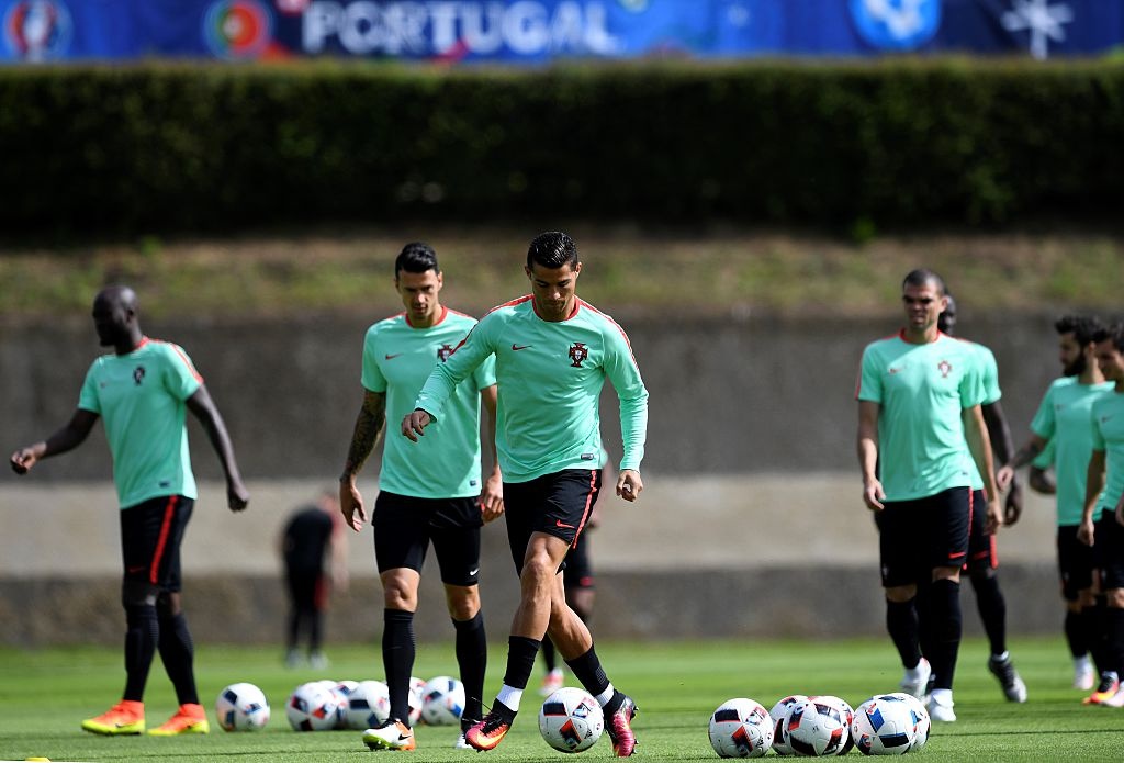 Ronaldo khoe ky thuat truoc tu ket Euro anh 9