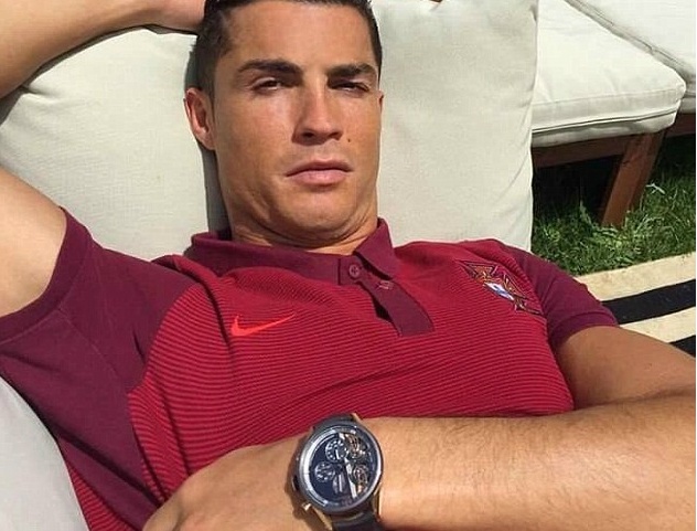 Ronaldo khoe dong ho dat tien truoc tu ket Euro 2016 hinh anh