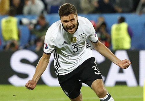 Hai nguoi hung tre tuoi giup Duc doi no Italy hinh anh