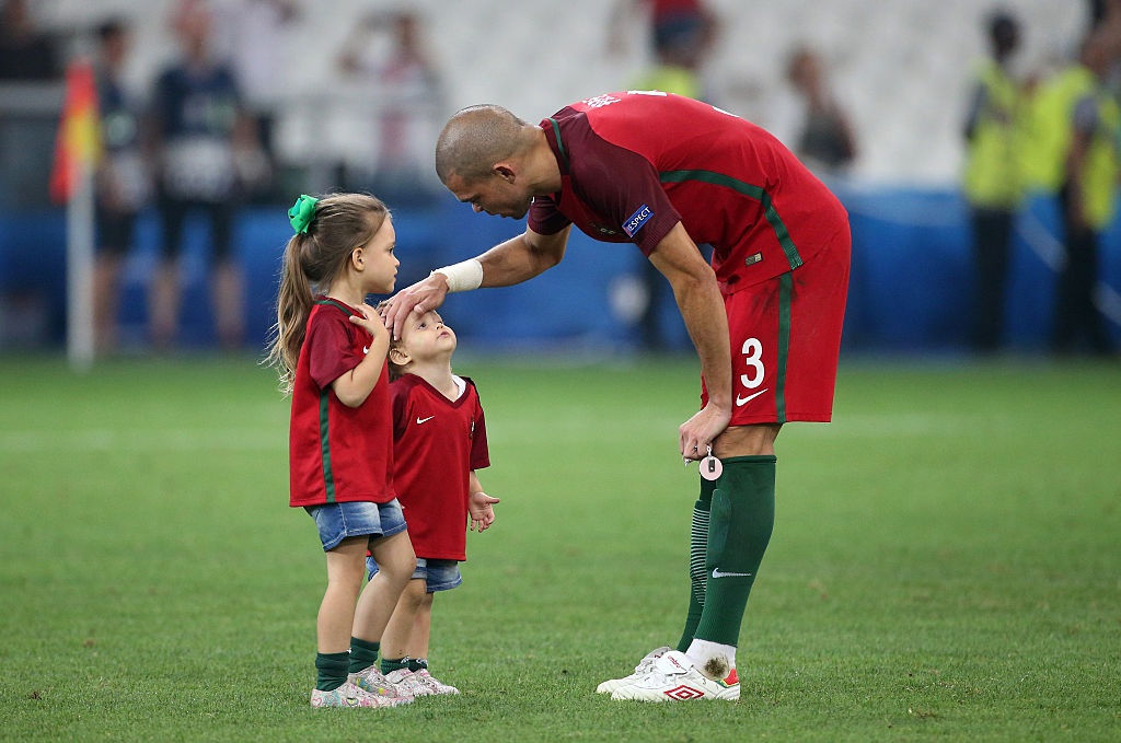 Ronaldo bi loai khoi doi hinh tu ket anh 4