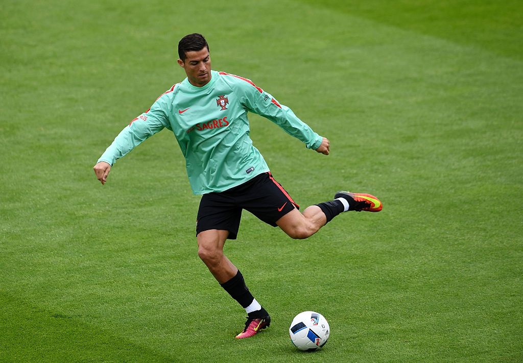 Ronaldo chạy leo dốc rèn thể lực ảnh 5 Ronaldo chay leo doc ren the luc anh 5