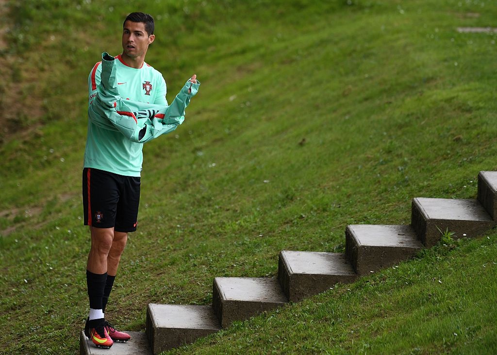 Ronaldo chạy leo dốc rèn thể lực ảnh 1 Ronaldo chay leo doc ren the luc anh 1