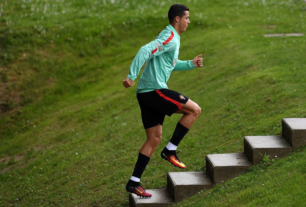 Ronaldo chạy leo dốc rèn thể lực ảnh 2 Ronaldo chay leo doc ren the luc anh 2