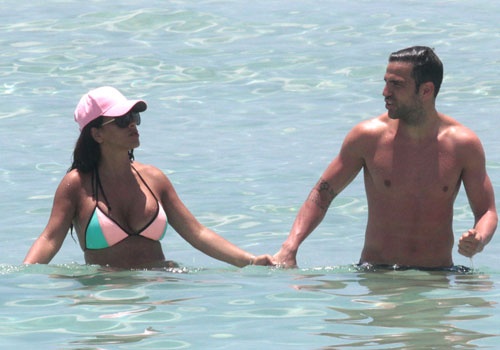 Bong hong cua Fabregas khoe ve dep nong bong hinh anh