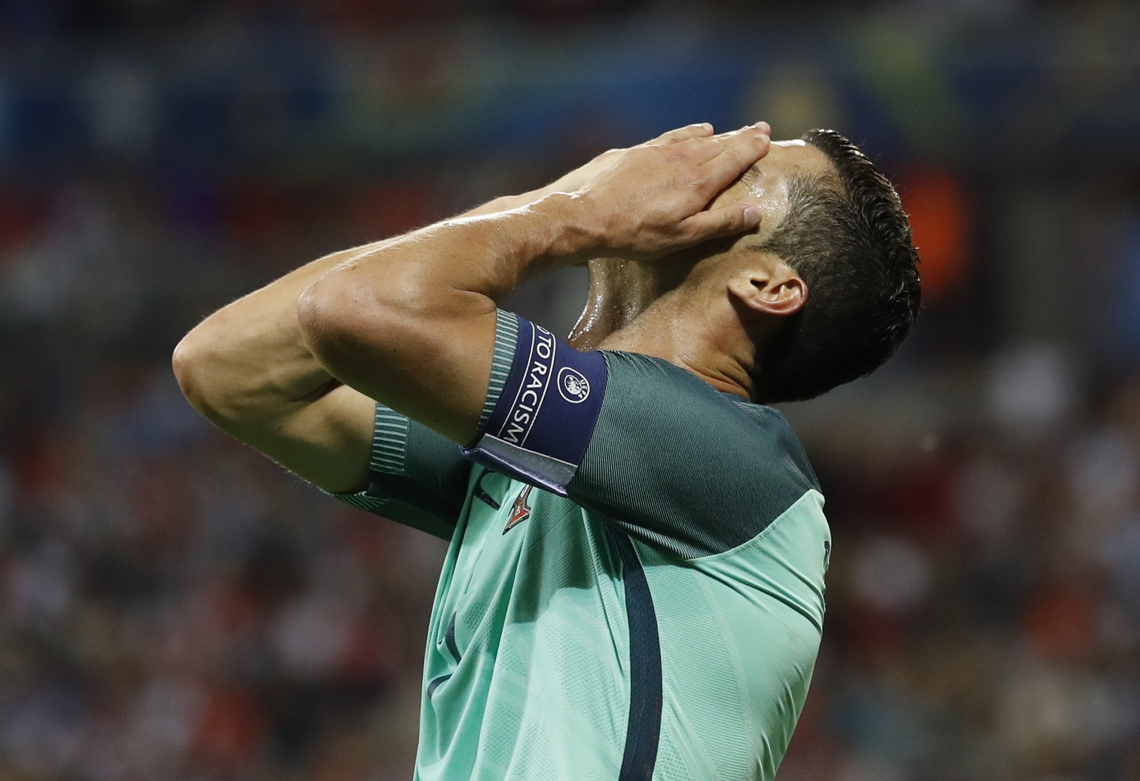 Ronaldo an mung phan khich sau ban ket anh 4