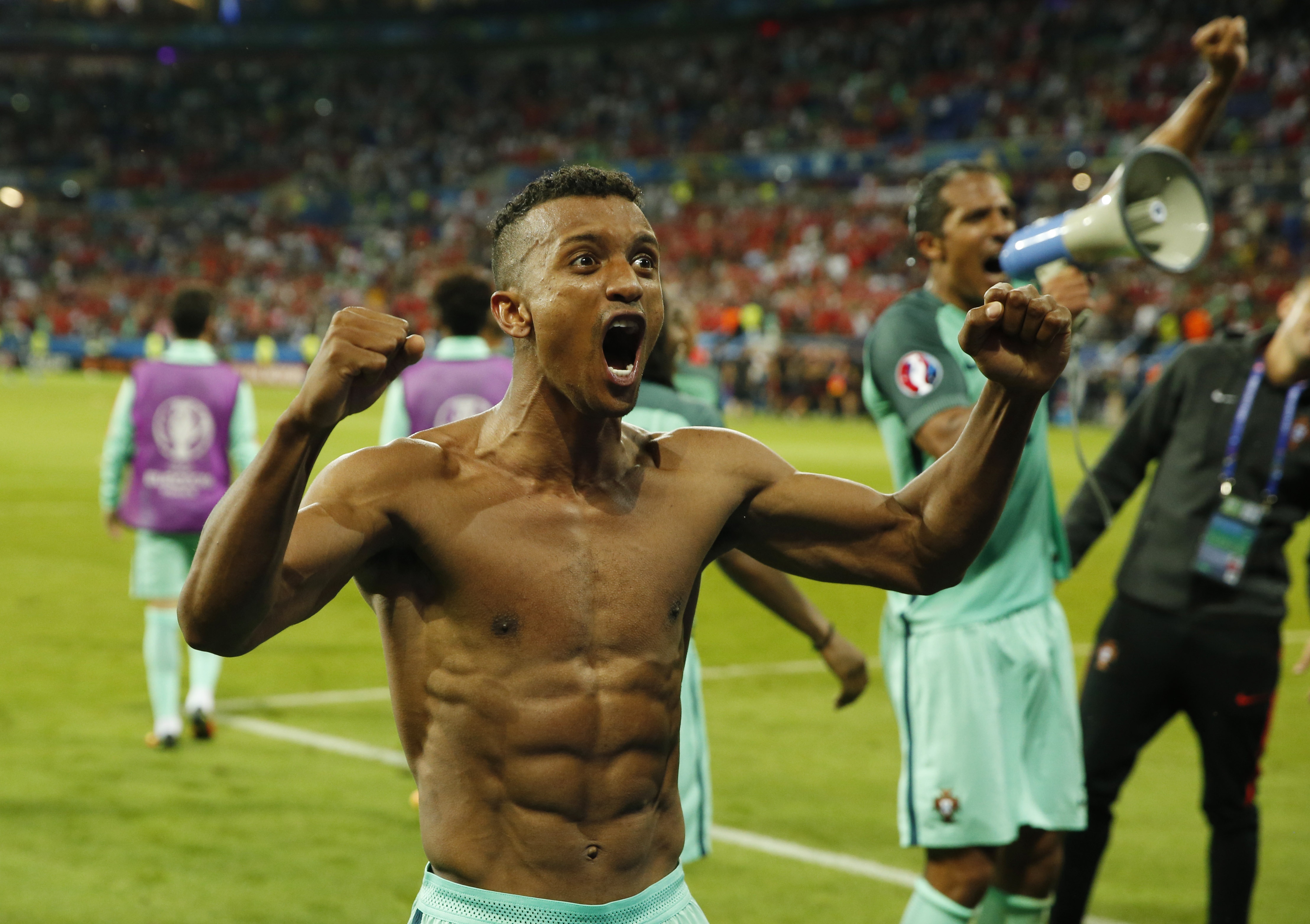 Ronaldo an mung phan khich sau ban ket anh 6