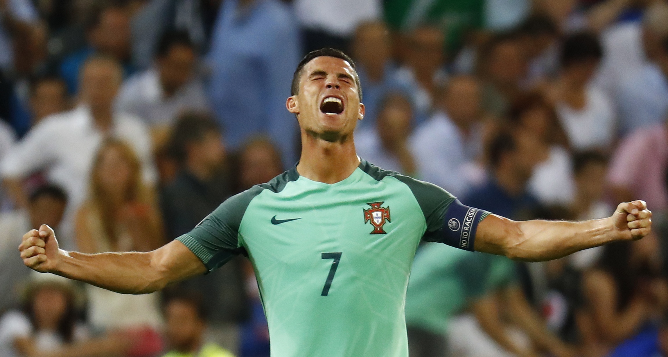 Ronaldo an mung phan khich sau ban ket anh 7