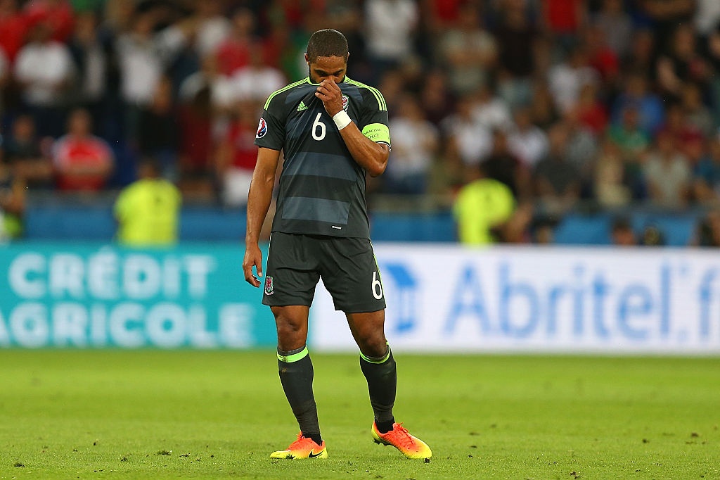 CĐV thẫn thờ nhìn Bale rời Euro 2016 ảnh 9 CDV than tho nhin Bale roi Euro 2016 anh 9