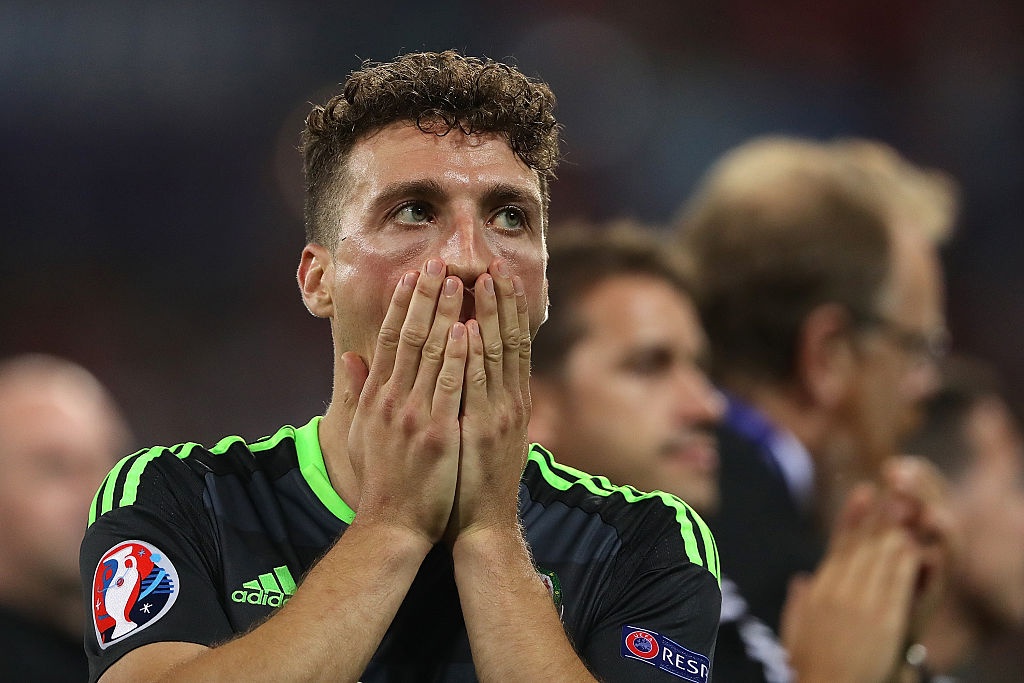 CĐV thẫn thờ nhìn Bale rời Euro 2016 ảnh 8 CDV than tho nhin Bale roi Euro 2016 anh 8