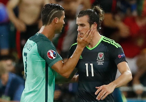Ronaldo an ui Bale sau khi Wales bi loai o Euro 2016 hinh anh