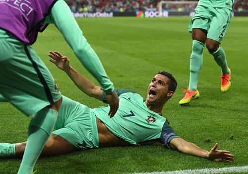 Ronaldo an mung phan khich khi vao chung ket Euro 2016 hinh anh