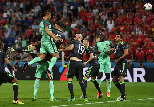 ‘Cac hau ve bat luc khi Ronaldo bat cao’ hinh anh