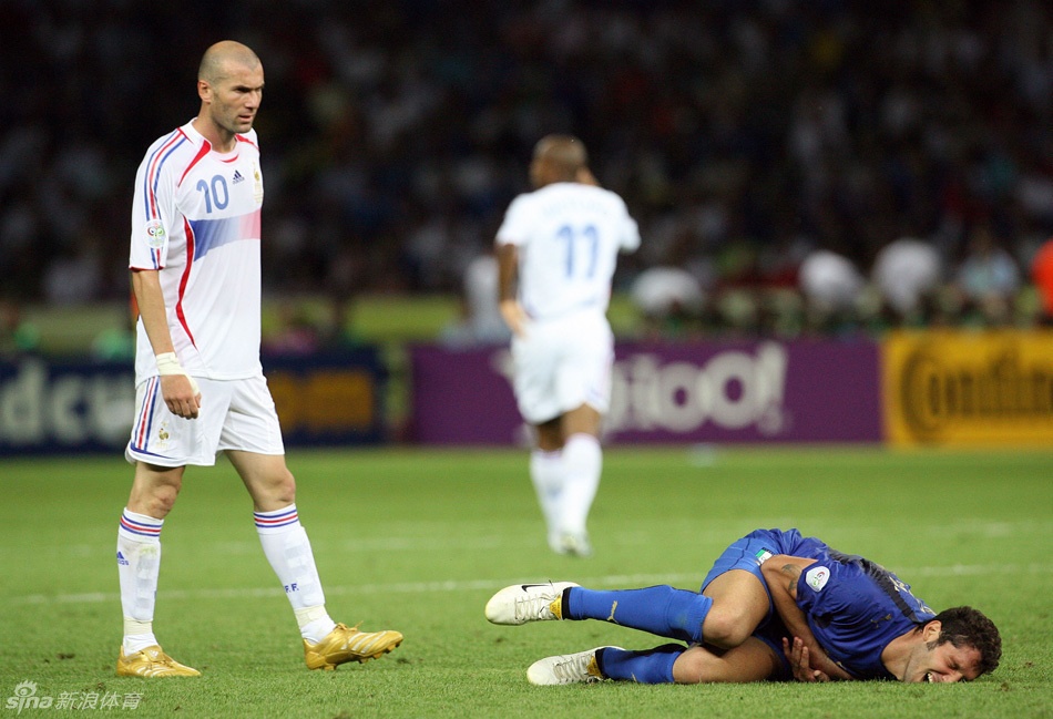 Cu huc dau cua Zidane vao Materazzi hinh anh