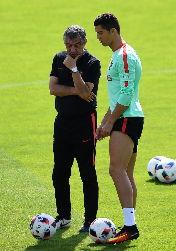 Ronaldo khoe cơ đùi trên sân tập ảnh 2 Ronaldo khoe co dui tren san tap anh 2