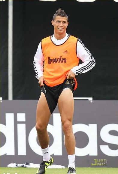 Ronaldo khoe cơ đùi trên sân tập ảnh 8 Ronaldo khoe co dui tren san tap anh 8