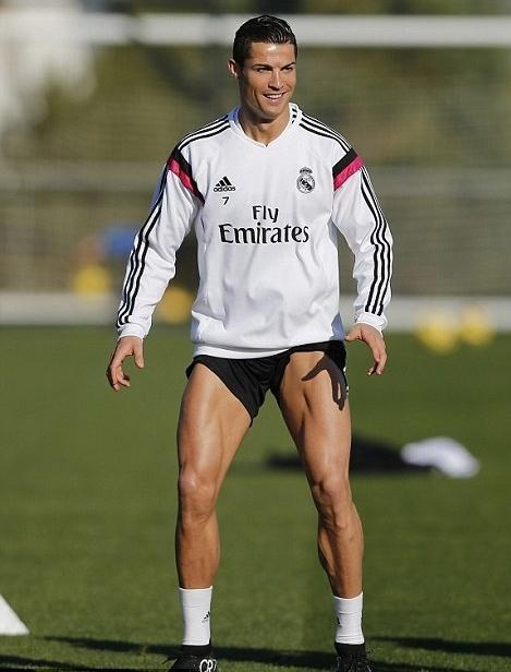 Ronaldo khoe cơ đùi trên sân tập ảnh 9 Ronaldo khoe co dui tren san tap anh 9