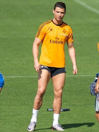 Ronaldo khoe cơ đùi trên sân tập ảnh 5 Ronaldo khoe co dui tren san tap anh 5