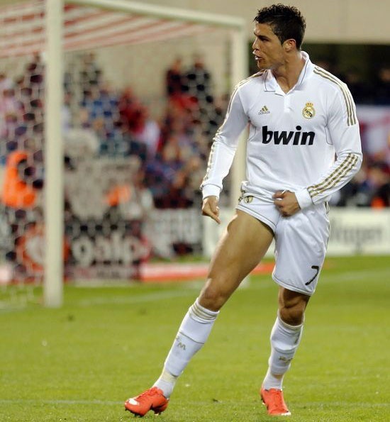 Ronaldo khoe cơ đùi trên sân tập ảnh 10 Ronaldo khoe co dui tren san tap anh 10