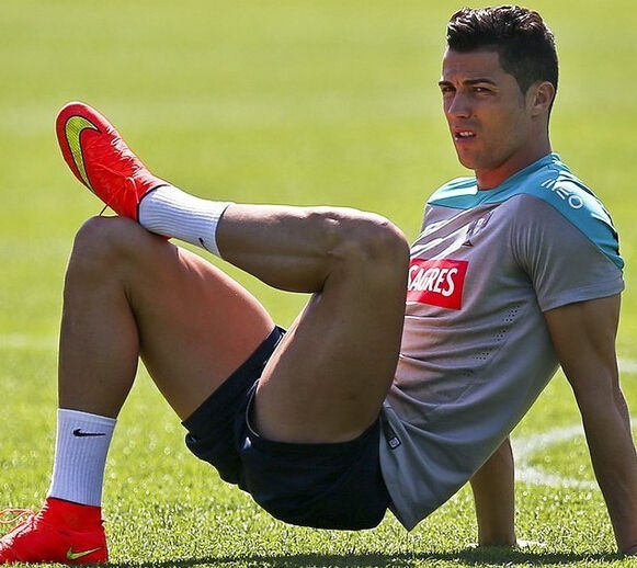Ronaldo khoe cơ đùi trên sân tập ảnh 4 Ronaldo khoe co dui tren san tap anh 4