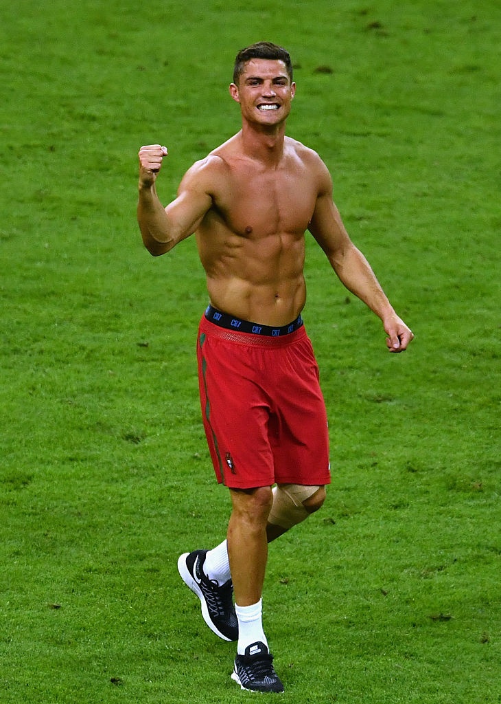 Ronaldo coi ao mung chuc vo dich Euro anh 5