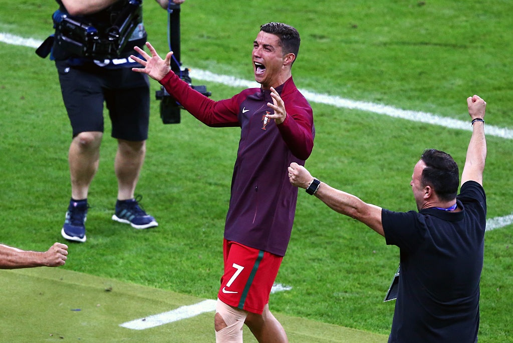 Ronaldo coi ao mung chuc vo dich Euro anh 2