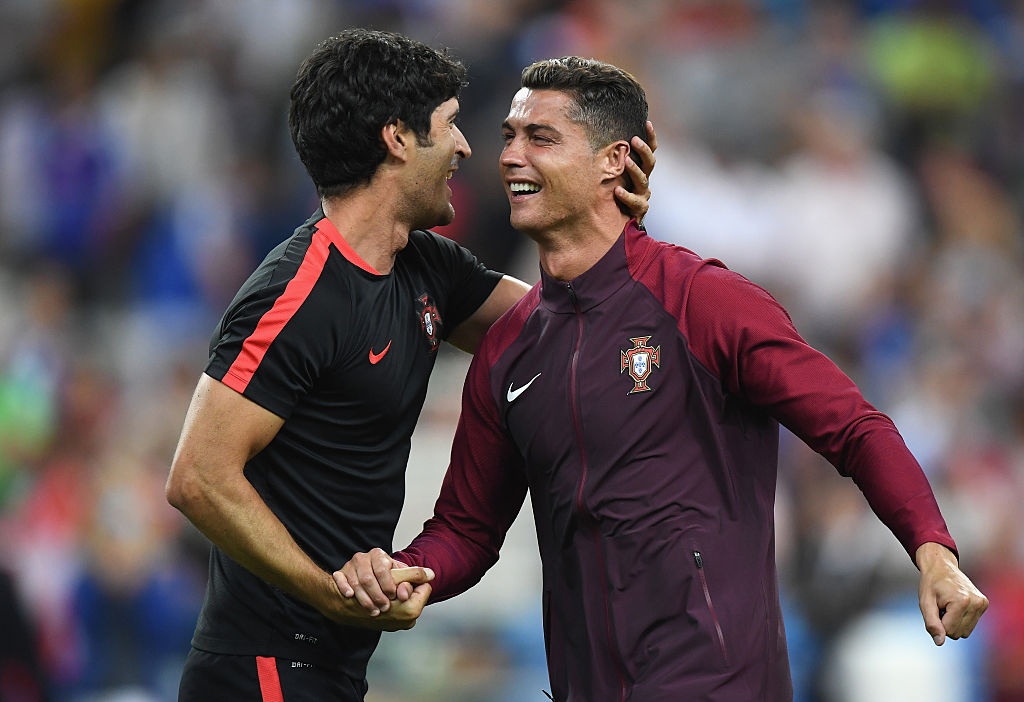 Ronaldo coi ao mung chuc vo dich Euro anh 9